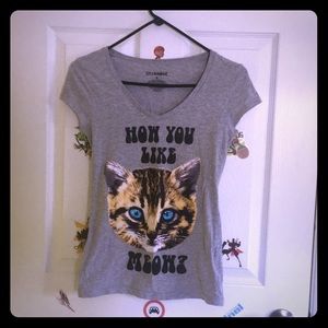 Stranded Gray Cat Graphic V-Neck Size S